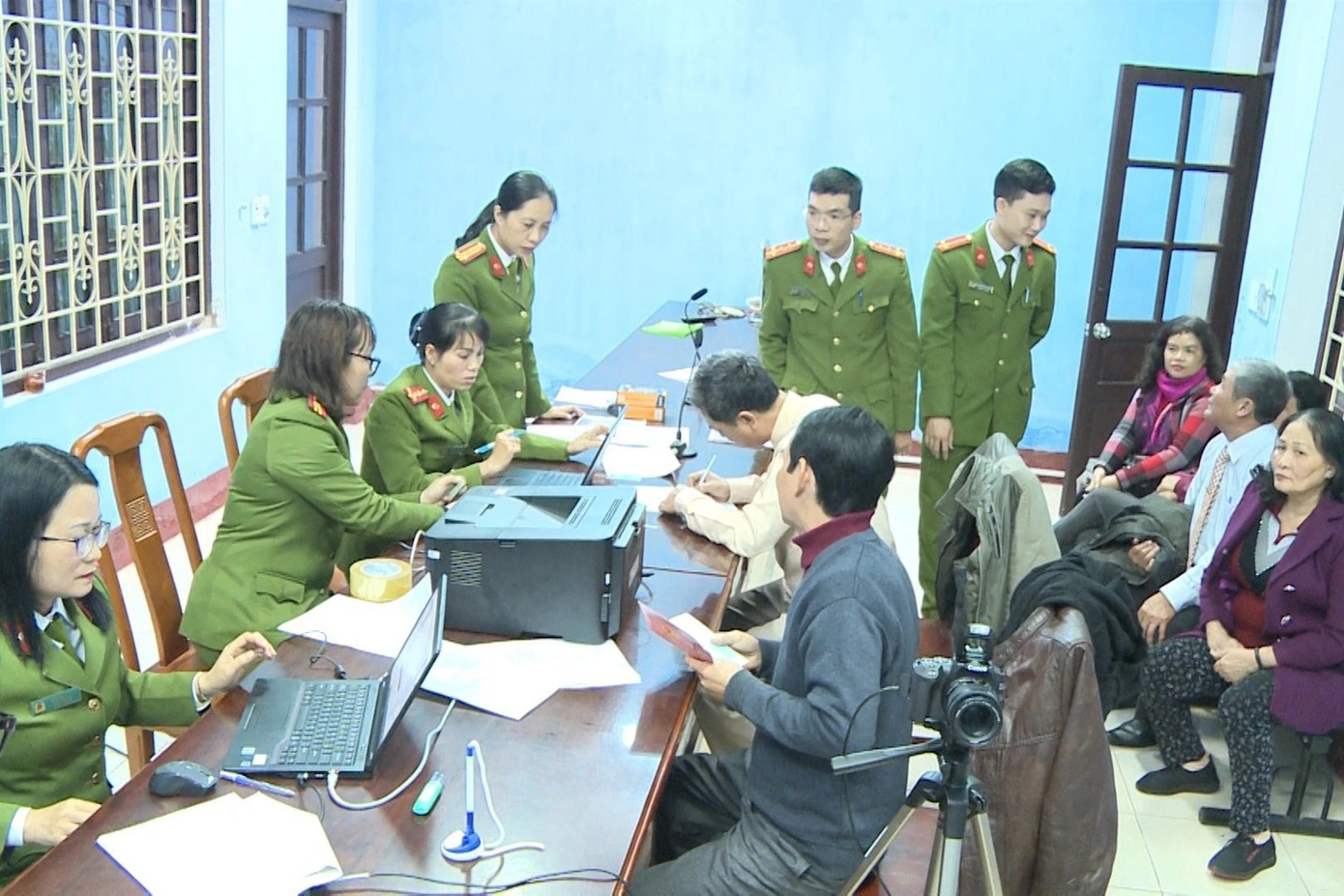Công an tại Huế làm thủ tục cấp căn cước cho người dân.