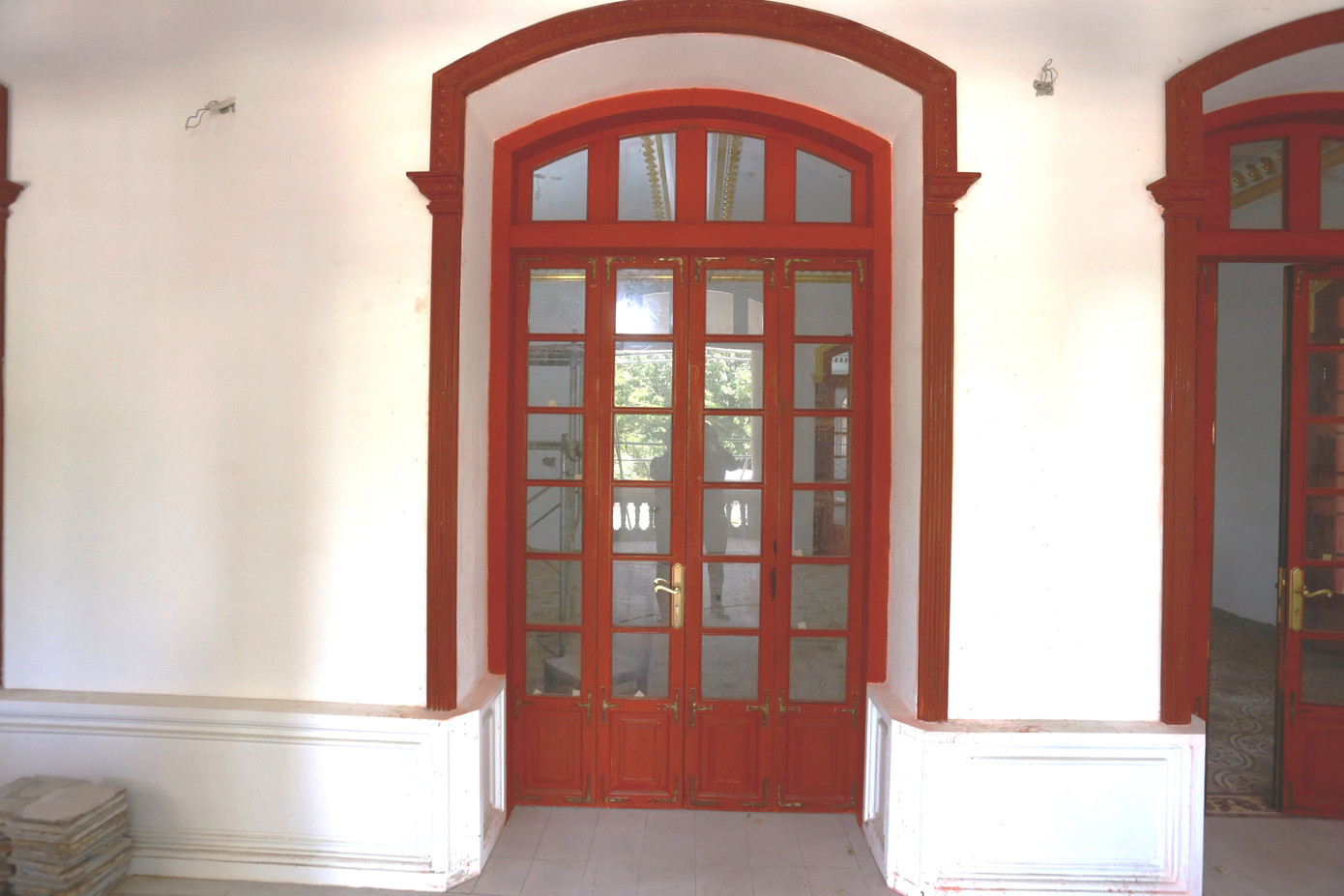 Phía trước một căn phòng bên trong ngôi điện. Ảnh: L.H.N.