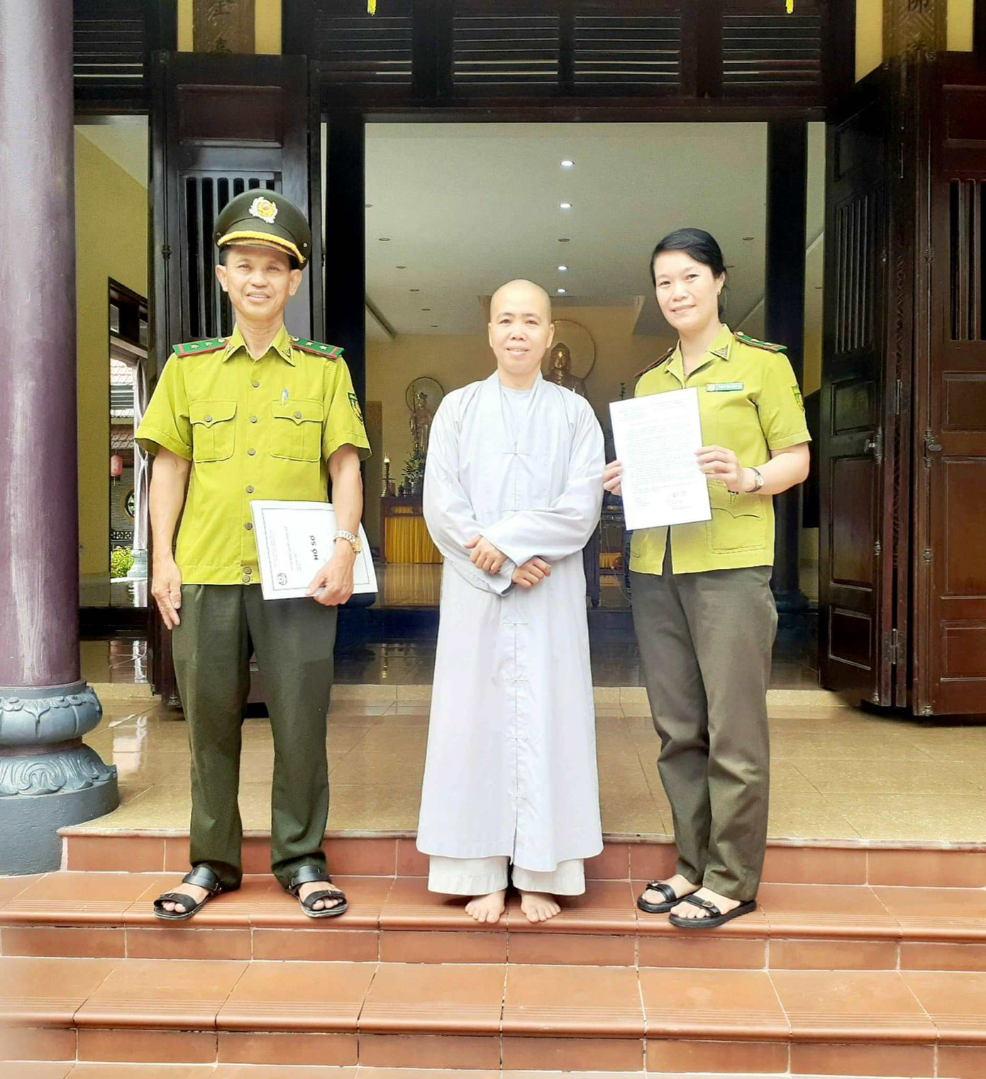 Lực lượng kiểm lâm tại TT-Huế đã đến hơn 70 chùa trên địa bàn để tuyên truyền, kêu gọi và khuyến cáo phật tử không mua bán các loài chim hoang dã để phóng sinh. Ảnh: KLCC