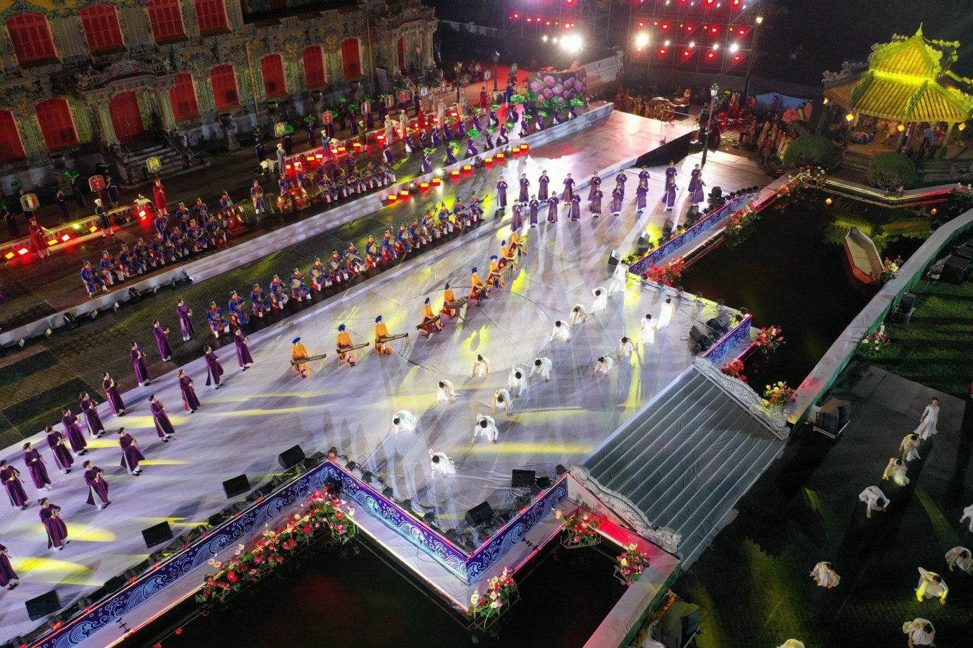 Hoàng cung Huế lộng lẫy mùa lễ hội.