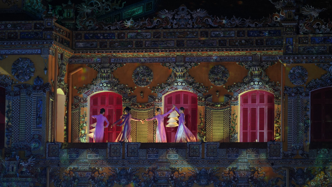 Biểu diễn nghệ thuật trước điện Kiến Trung huyền ảo.