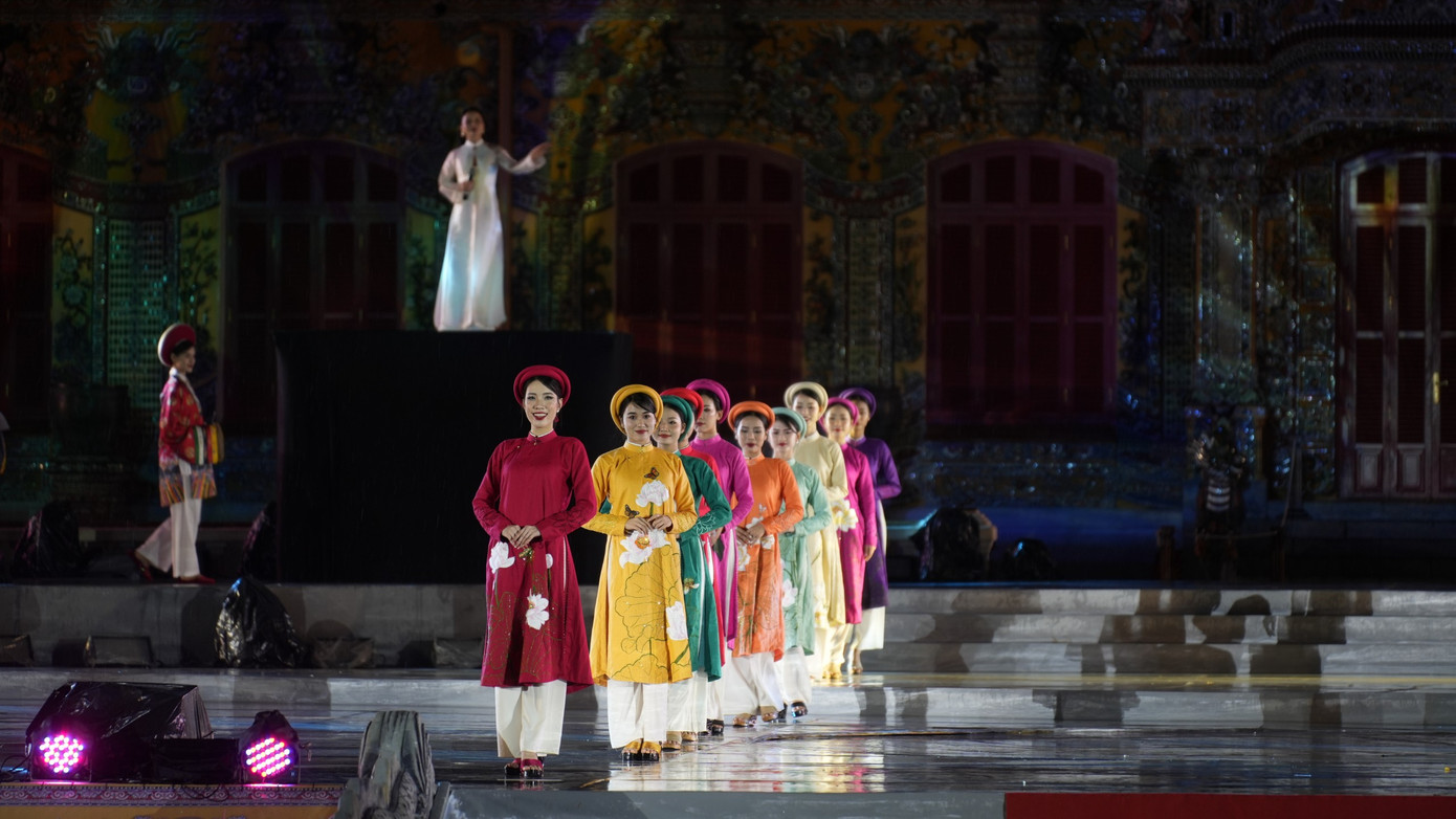 Trình diễn áo dài truyền thống tại lễ khai mạc.