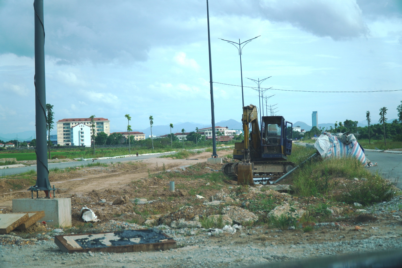 Dự án triển khai từ điểm đầu giao với Quốc lộ 49 tại Km 10+217 (đường Phạm Văn Đồng) đến điểm cuối giao với Quốc lộ 49 và đường vào cầu Ca Cút tại Km 5+00 (đoạn gần cầu Diên Trường 2). Dự án do Ban Quản lý Khu vực Phát triển Đô thị tỉnh TT-Huế (nay là Ban Quản lý Dự án Đầu tư Xây dựng và Phát triển Đô thị tỉnh) làm chủ đầu tư, gồm 2 gói thầu xây lắp. Dự án triển khai từ điểm đầu giao với Quốc lộ 49 tại Km 10+217 (đường Phạm Văn Đồng) đến điểm cuối giao với Quốc lộ 49 và đường vào cầu Ca Cút tại Km 5+00 (đoạn gần cầu Diên Trường 2). Dự án do Ban Quản lý Khu vực Phát triển Đô thị tỉnh TT-Huế (nay là Ban Quản lý Dự án Đầu tư Xây dựng và Phát triển Đô thị tỉnh) làm chủ đầu tư, gồm 2 gói thầu xây lắp.