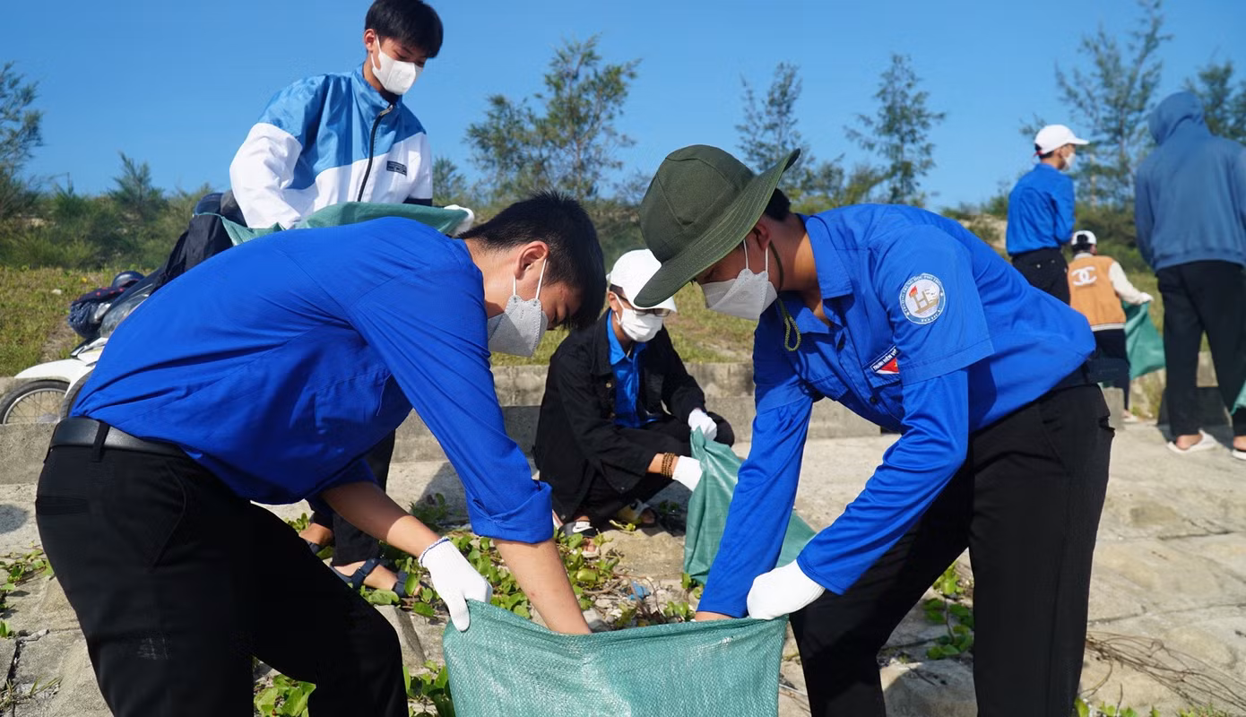 Bắt tay thu dọn rác thải, làm sạch đẹp bãi biển Tân An, xã Quảng Công, huyện Quảng Điền, TT-Huế.
