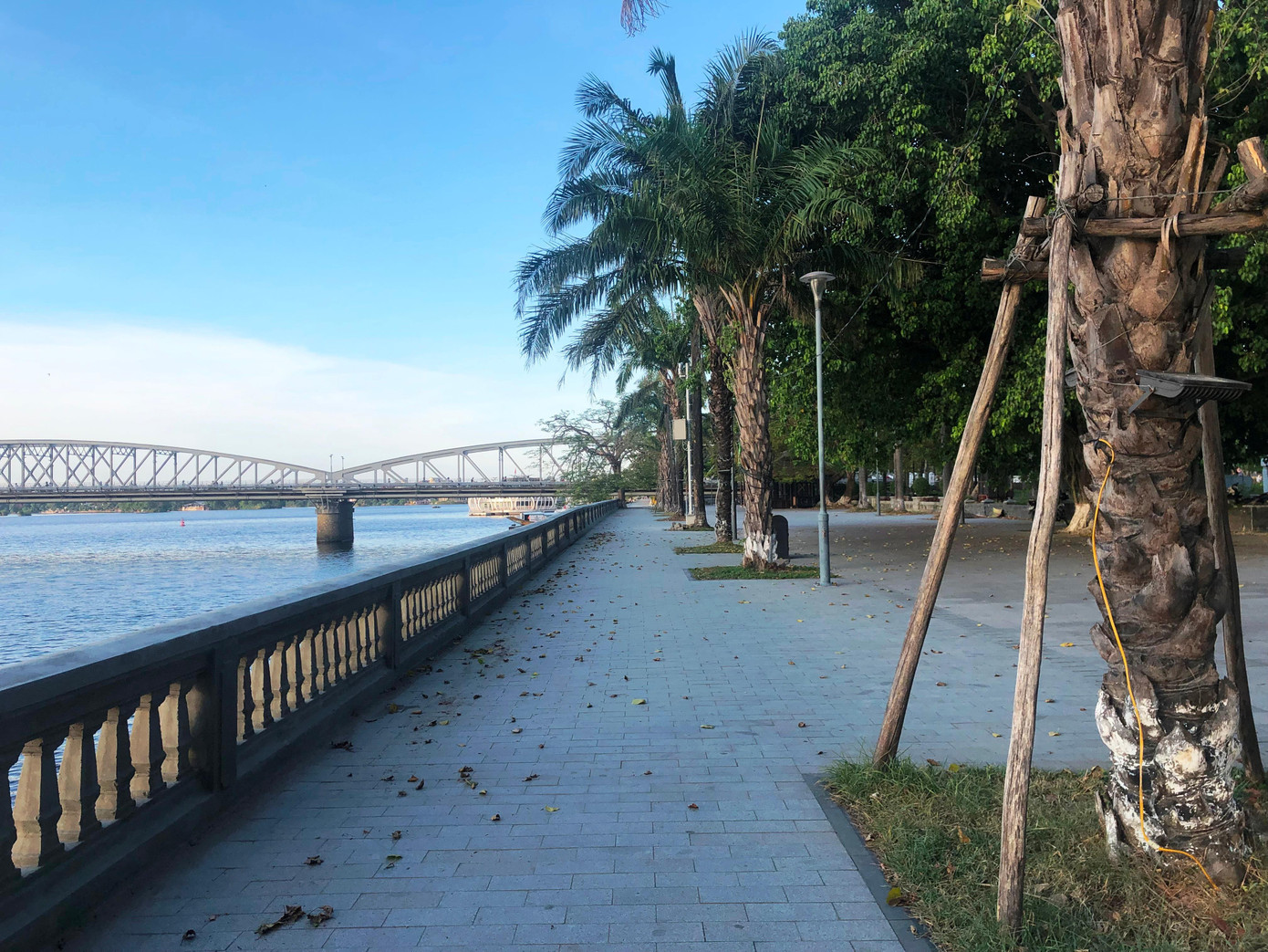 Hy vọng một ngày không xa, phố đi bộ Nguyễn Đình Chiểu ven sông Hương sẽ không còn đìu hiu vắng vẻ như thế này