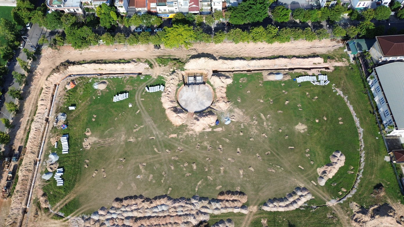 Cây xanh, sân tập thể thao ở khu đất giáp ranh đường Lý Tự Trọng, Bùi San cũng được cải tạo, mặt bằng nơi đây đang đào xới, cày ủi.