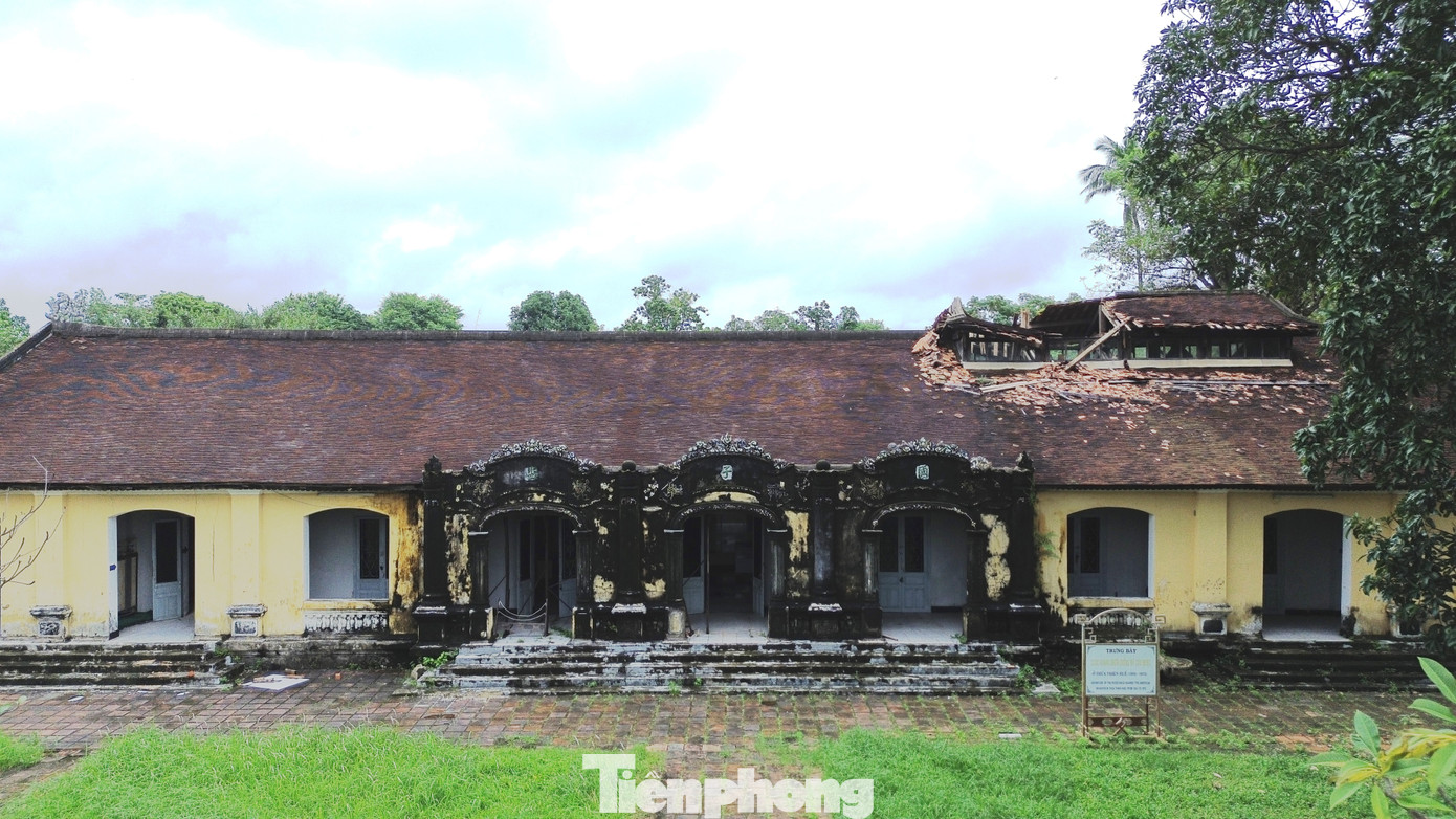 Phía dãy nhà học đối diện (bên trái Di Luân Đường theo hướng từ trong nhìn ra) là nơi trưng bày các hiện vật thời kỳ kháng chiến chống Mỹ cũng xuống cấp nghiêm trọng, một phần mái ngói xưa cũ đã bị sập đổ.
