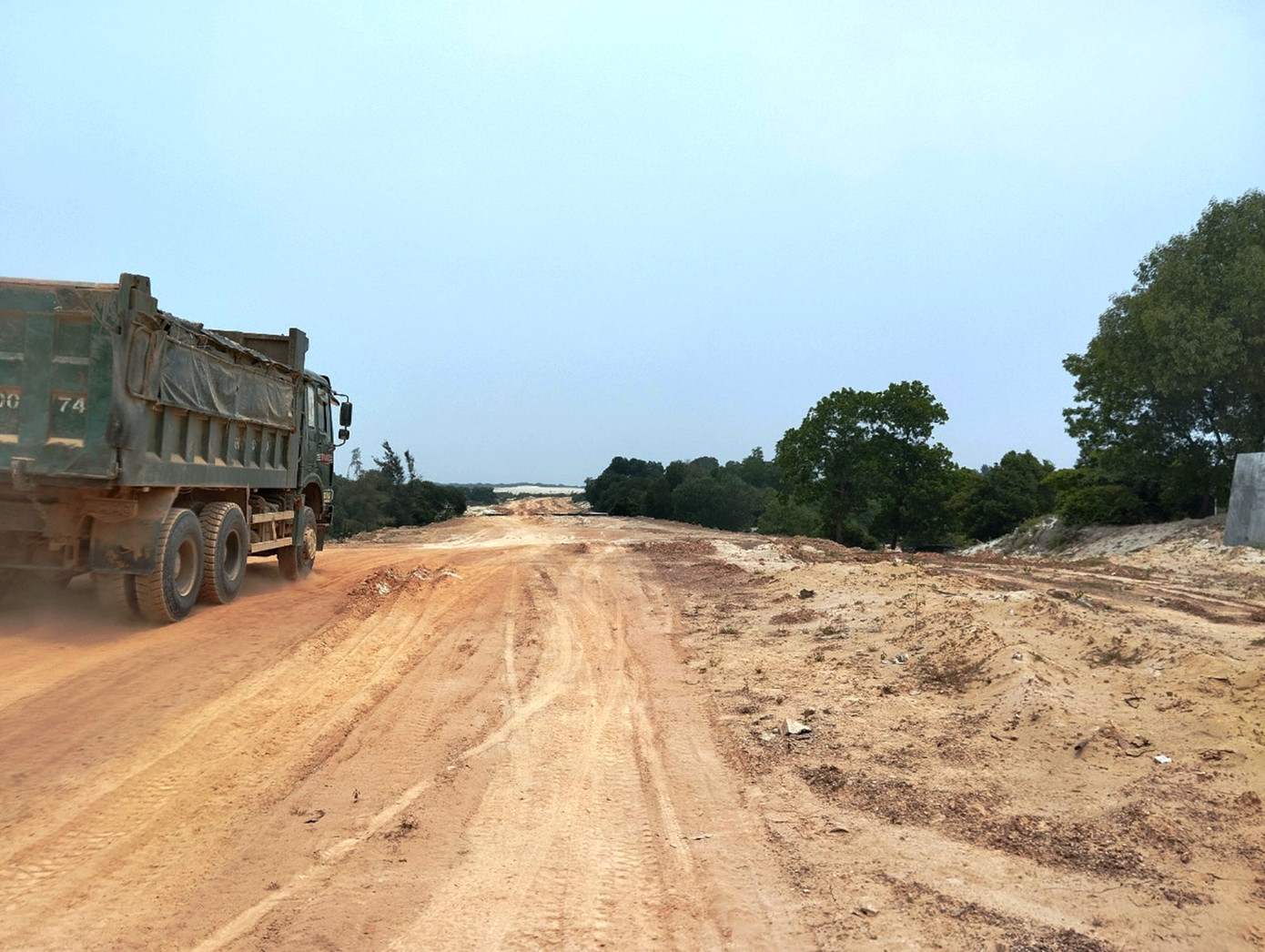 Riêng đoạn tuyến từ Quốc lộ 49A (xã Phong Chương) đến cuối tuyến (xã Điền Lộc) dài 3,5 km hiện được đơn vị thi công là Công ty CP Thành Đạt hoàn thiện phần đắp nền cấp phối, sau đó sẽ đúc bê tông xi măng mặt đường vào tháng 7.