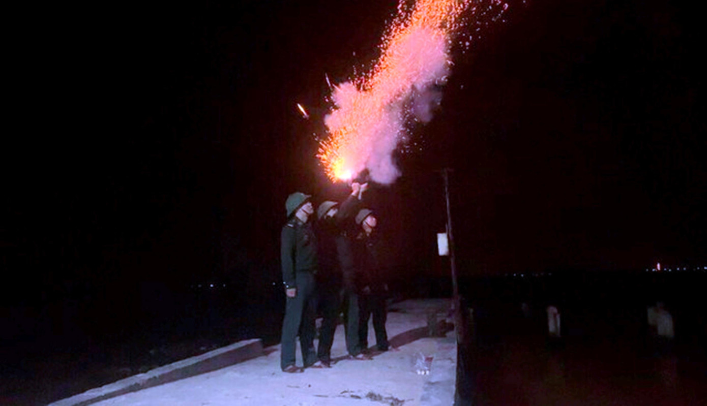 Lực lượng Biên phòng TT-Huế bắn pháo hiệu kêu gọi tàu thuyền vào bờ. Ảnh: CTV