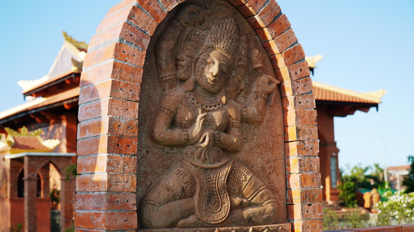 Có một việc kỳ công không kém, khi chuẩn bị xây dựng ngôi nhà thờ Chăm, con cháu dòng họ Chế đã đặt mua các nguyên vật liệu “đặc biệt”, các phù điêu hoa văn, tượng trang trí, gạch không trét mạch... ở tận tỉnh Ninh Thuận.