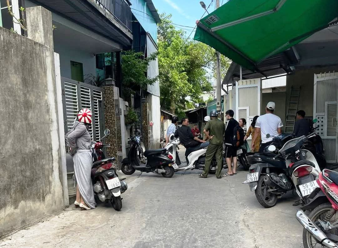 Lực lượng chức năng có mặt tại hiện trường xảy ra vụ 3 người bị tấn công bằng dao ở Huế. Ảnh: Nhật Hoàng