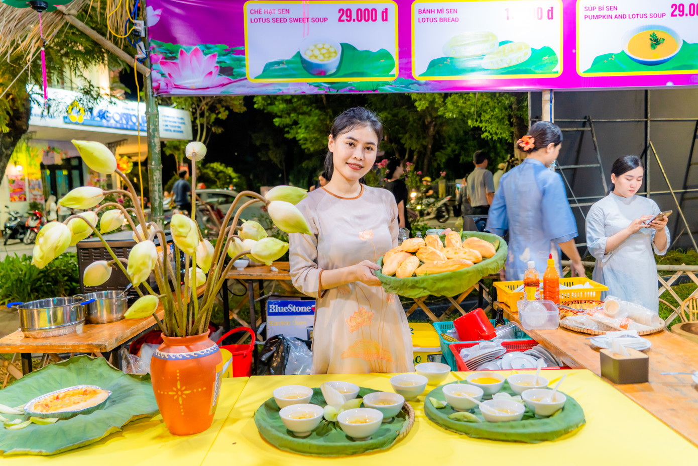 Quảng diễn ẩm thực chế biến từ sen, cơm sen chay, giới thiệu chè hạt sen long nhãn...