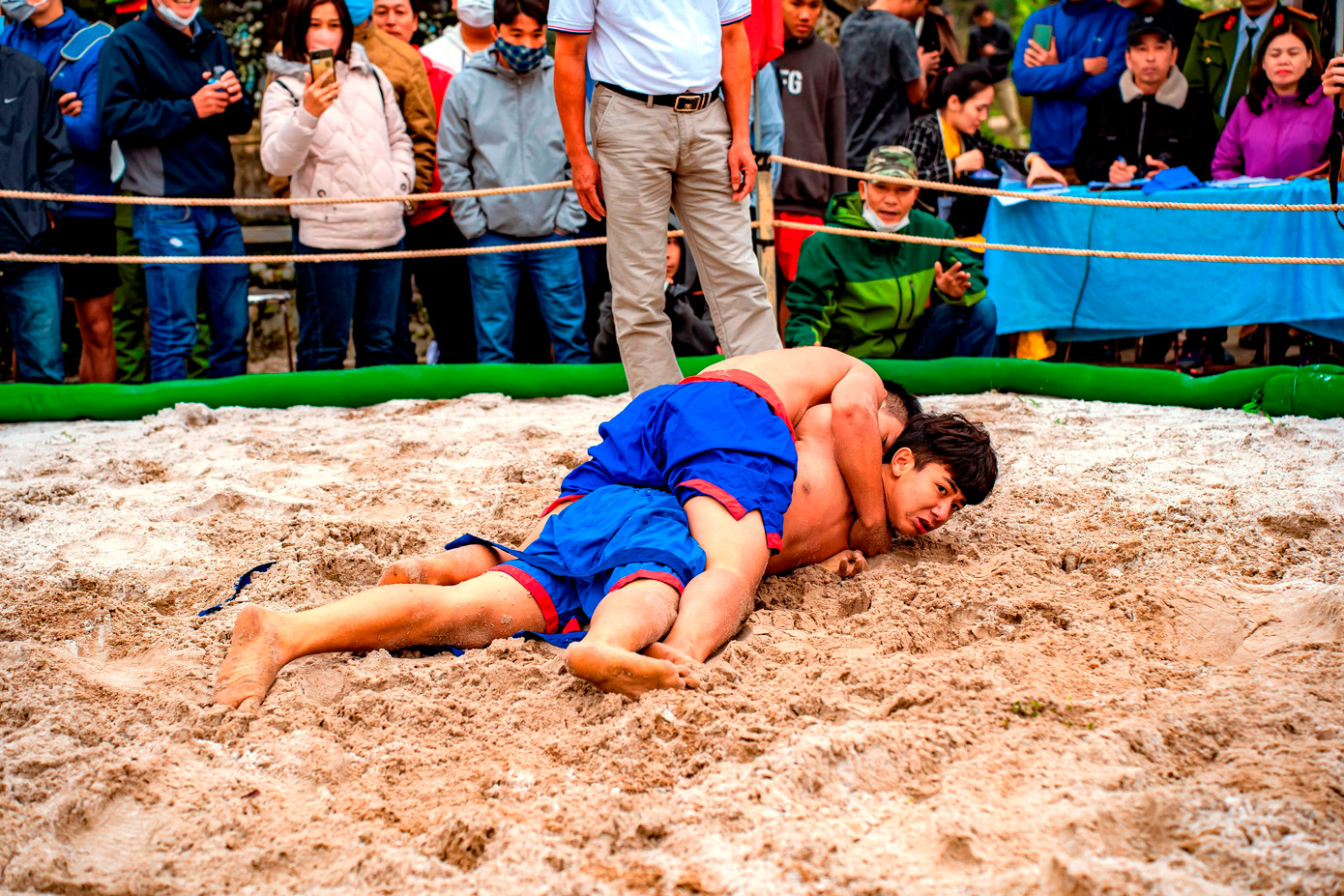 Các đô vật phải vượt qua vòng đấu loại, giành chiến thắng trước 2 đối thủ mới bước vào vòng bán kết. Ảnh: Đình Hoàng