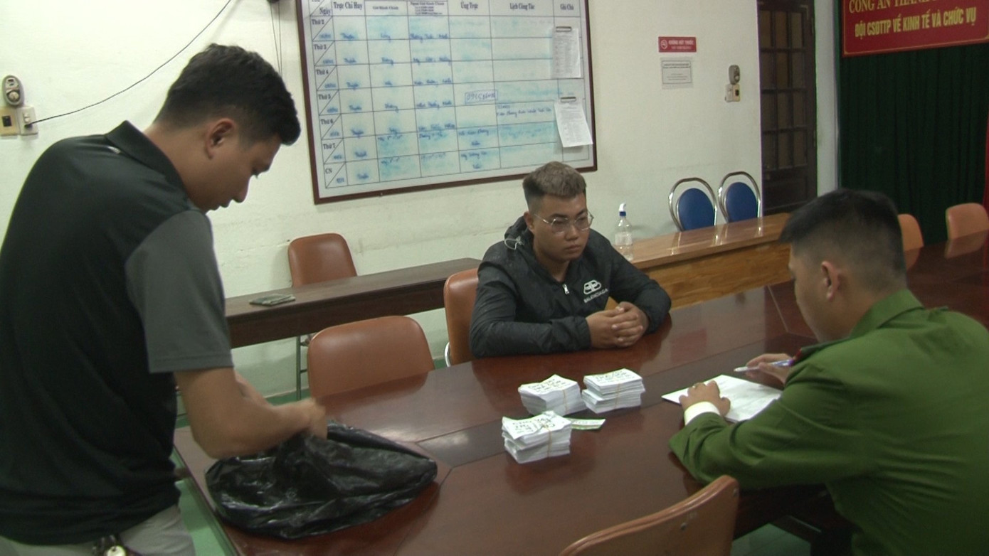 Hai đối tượng cho vay lãi nặng khác cùng tang vật dùng thực hiện hành vi phạm tội. Ảnh: CACC