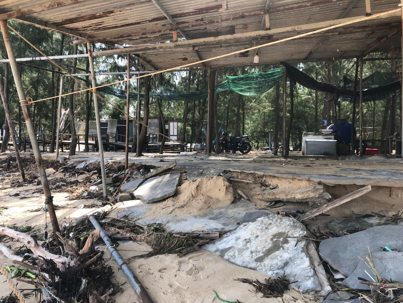 Biển "nuốt" đất, người dân ngậm ngùi bỏ lại nhà cửa, hàng quán để rời đi Biển "nuốt" đất, người dân ngậm ngùi bỏ lại nhà cửa, hàng quán để rời đi