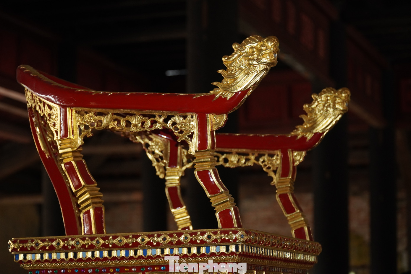 Đầu rồng trên ngai vàng bên trong điện Thái Hòa.