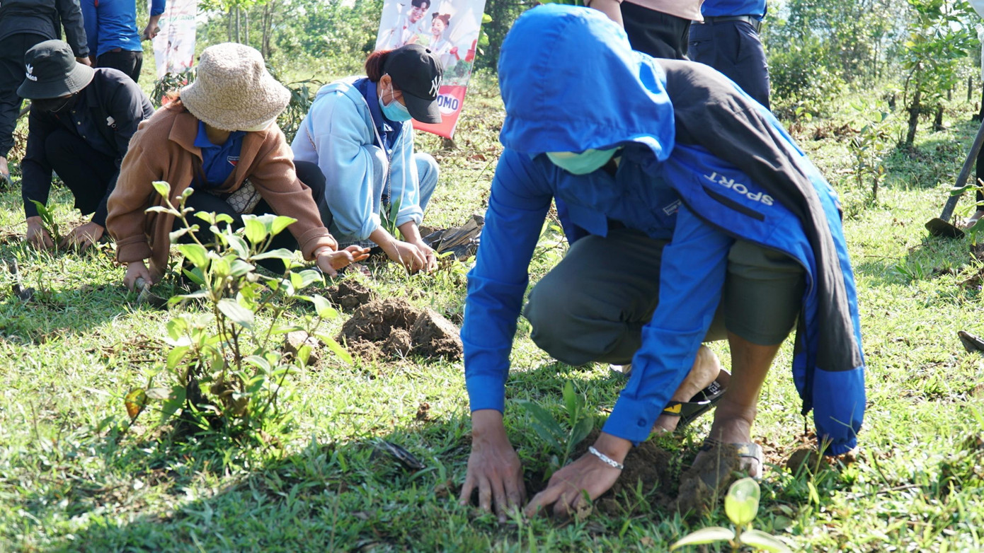 Phát động ra quân trồng cây phủ xanh đất trống đồi trọc ngay sau chương trình trao tặng 70.000 cây xanh cho huyện vùng cao A Lưới