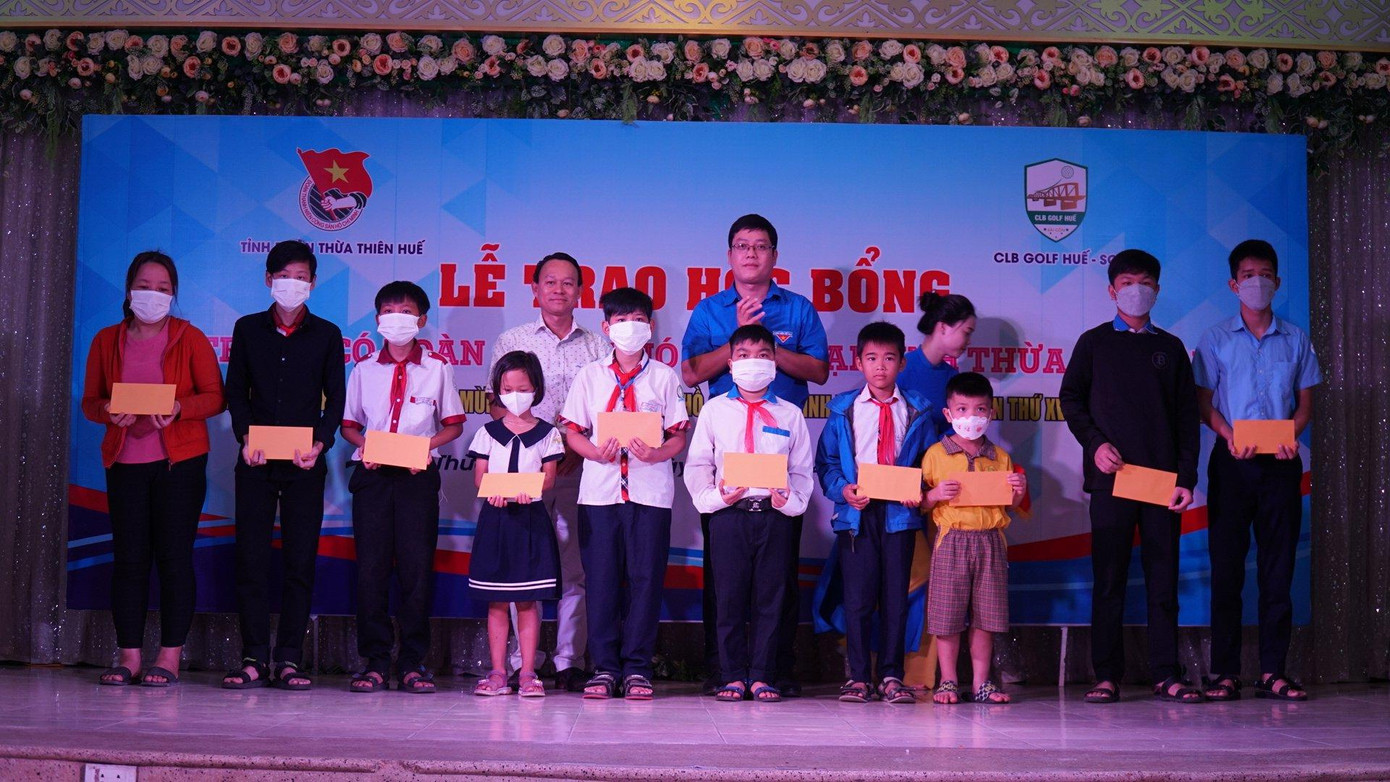 Có 123 học sinh vượt khó học tốt tại TT-Huế được trao học bổng lần này