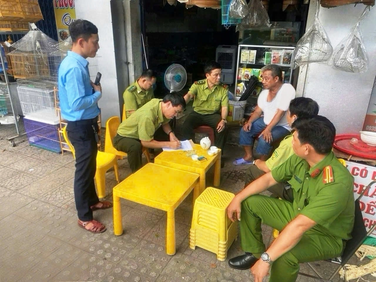 Lực lượng kiểm lâm kiểm tra, xử lý các điểm buôn bán chim hoang dã trái phép trên địa bàn. Lực lượng kiểm lâm kiểm tra, xử lý các điểm buôn bán chim hoang dã trái phép trên địa bàn.