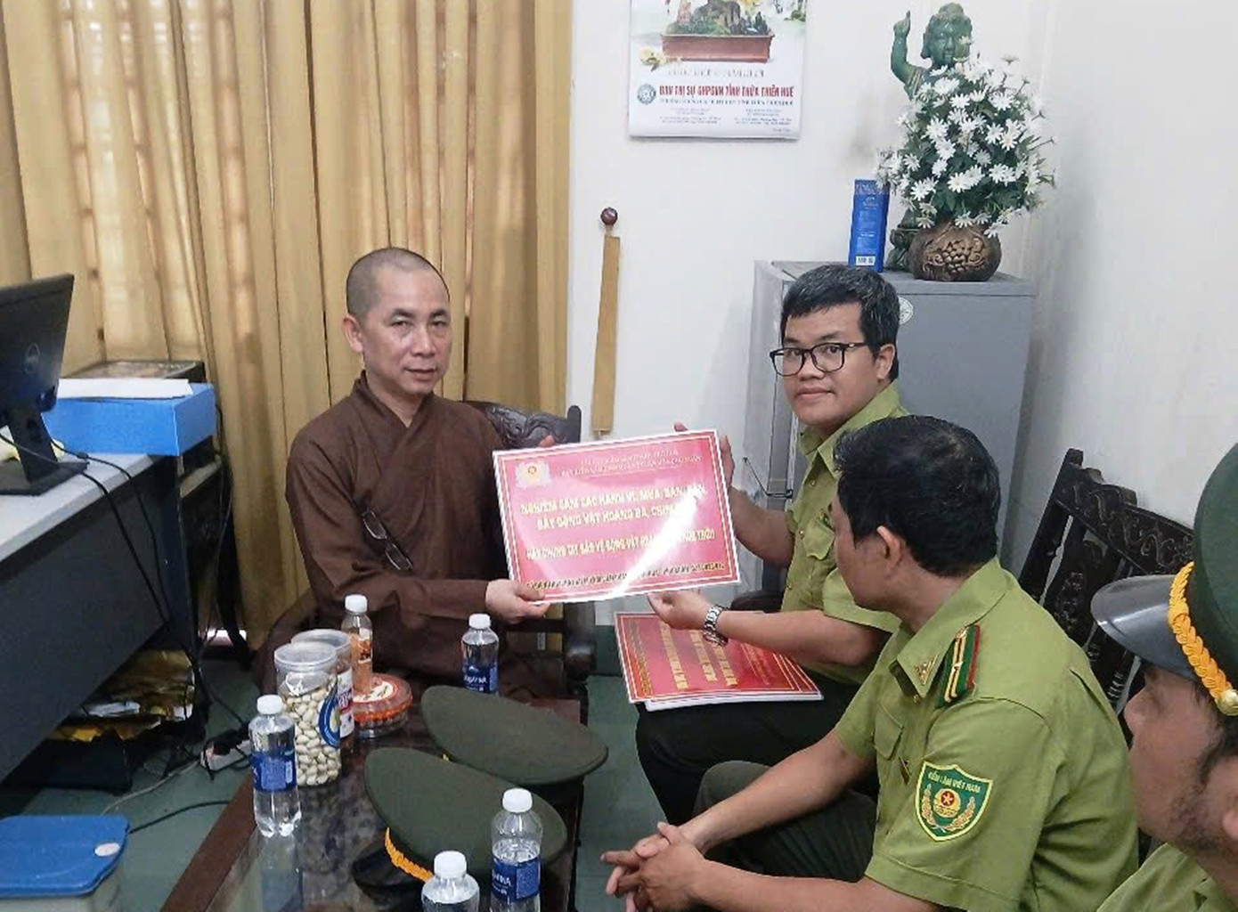 Lực lượng Kiểm lâm TP Huế vận động các nhà chùa trên địa bàn ngăn chặn tình trạng mua bán chim trời để phóng sinh trong dịp Đại lễ Phật đản Phật lịch 2569. Lực lượng Kiểm lâm TP Huế vận động các nhà chùa trên địa bàn ngăn chặn tình trạng mua bán chim trời để phóng sinh trong dịp Đại lễ Phật đản Phật lịch 2569.