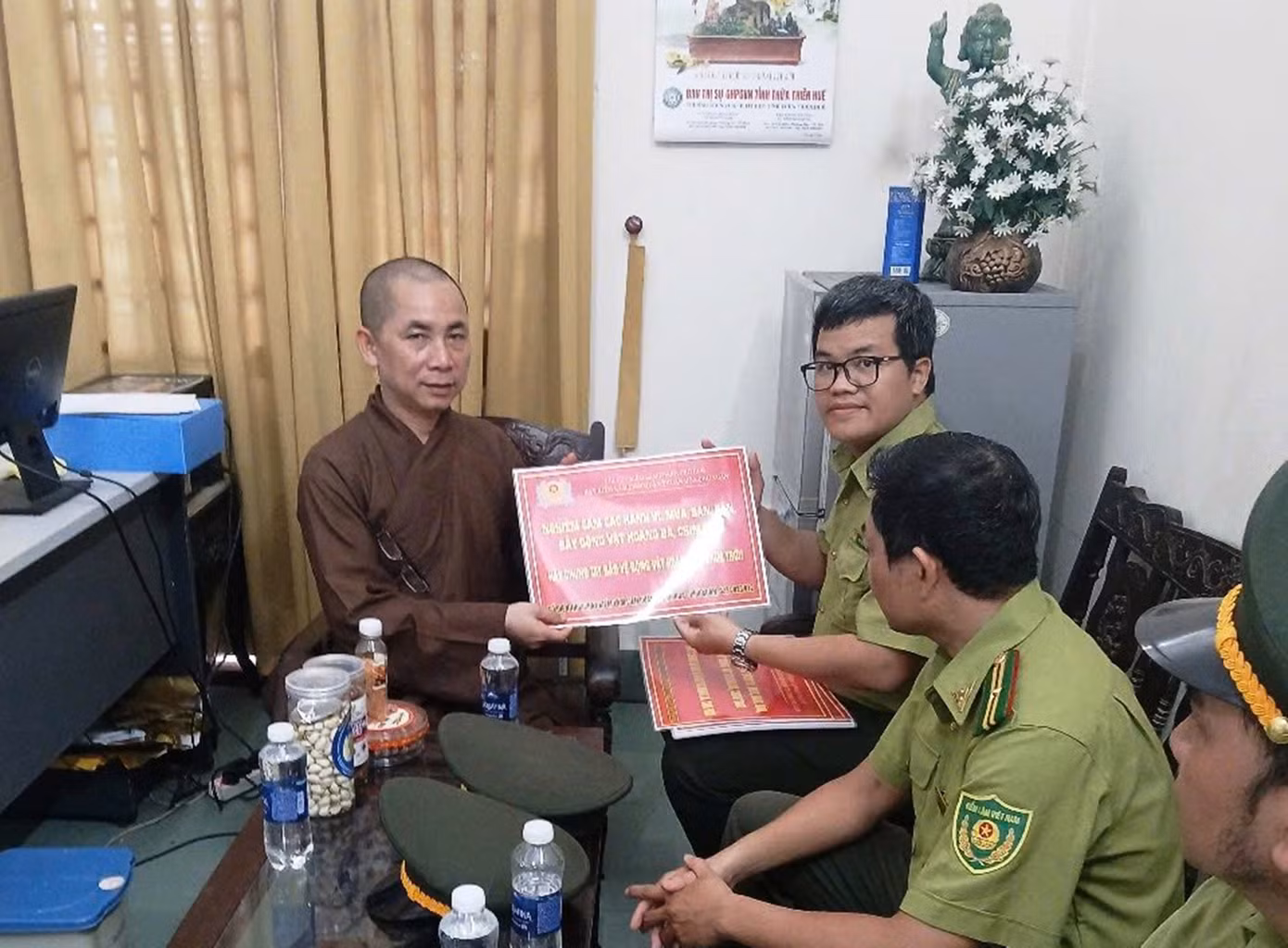 Lực lượng Kiểm lâm TP Huế vận động các nhà chùa trên địa bàn ngăn chặn tình trạng mua bán chim trời để phóng sinh trong dịp Đại lễ Phật đản Phật lịch 2569. Lực lượng Kiểm lâm TP Huế vận động các nhà chùa trên địa bàn ngăn chặn tình trạng mua bán chim trời để phóng sinh trong dịp Đại lễ Phật đản Phật lịch 2569.