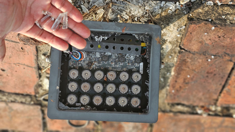 Có hơn 20 cụm đèn led chiếu sáng Kỳ đài Huế đã bị kẻ xấu phá nát.