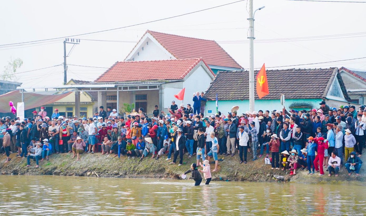 Khán giả lội xuống sông cổ vũ nhiệt tình cho đội nhà. Khán giả lội xuống sông cổ vũ nhiệt tình cho đội nhà.