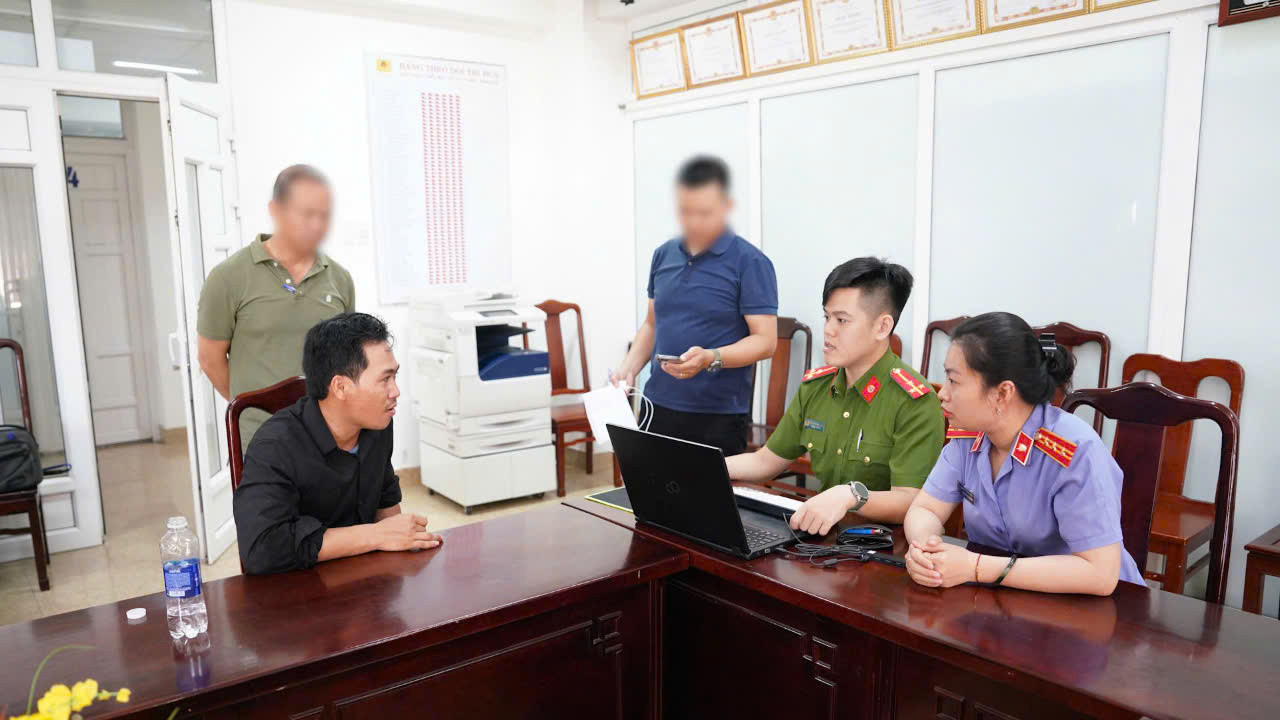 Cơ quan chức năng lấy lời khai đối với nghi phạm Phan Văn Phú.