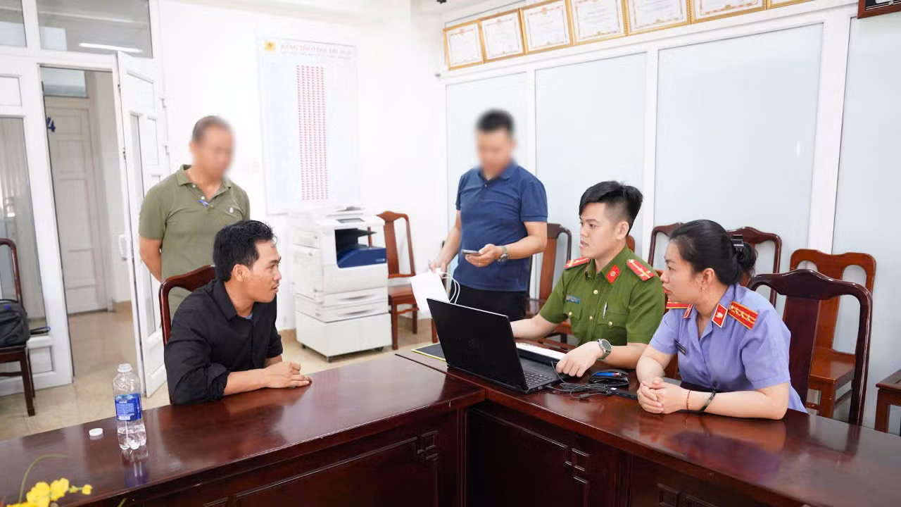 Cơ quan chức năng lấy lời khai đối với nghi phạm Phan Văn Phú. Cơ quan chức năng lấy lời khai đối với nghi phạm Phan Văn Phú.