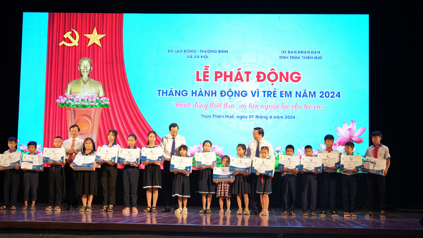 Phó Thủ tướng Trần Hồng Hà tặng quà cho thiếu nhi có hoàn cảnh khó khăn tại tỉnh TT-Huế.