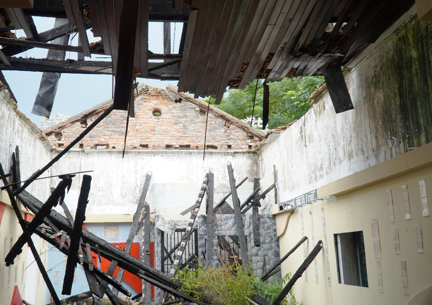 Ông Nguyễn Đức Lộc - Giám đốc Bảo tàng Lịch sử tỉnh TT-Huế, chia sẻ: Sau khi xảy ra vụ cháy, một phần cấu kiện, liên kết gỗ của khu nhà triển lãm bị yếu, có thể đổ sập bất cứ lúc nào nên cơ quan chức năng về cứu hỏa, công an khuyến cáo không vào trong dọn dẹp, đồng thời phải cắm biển báo nguy hiểm không cho người và du khách vào bên trong.