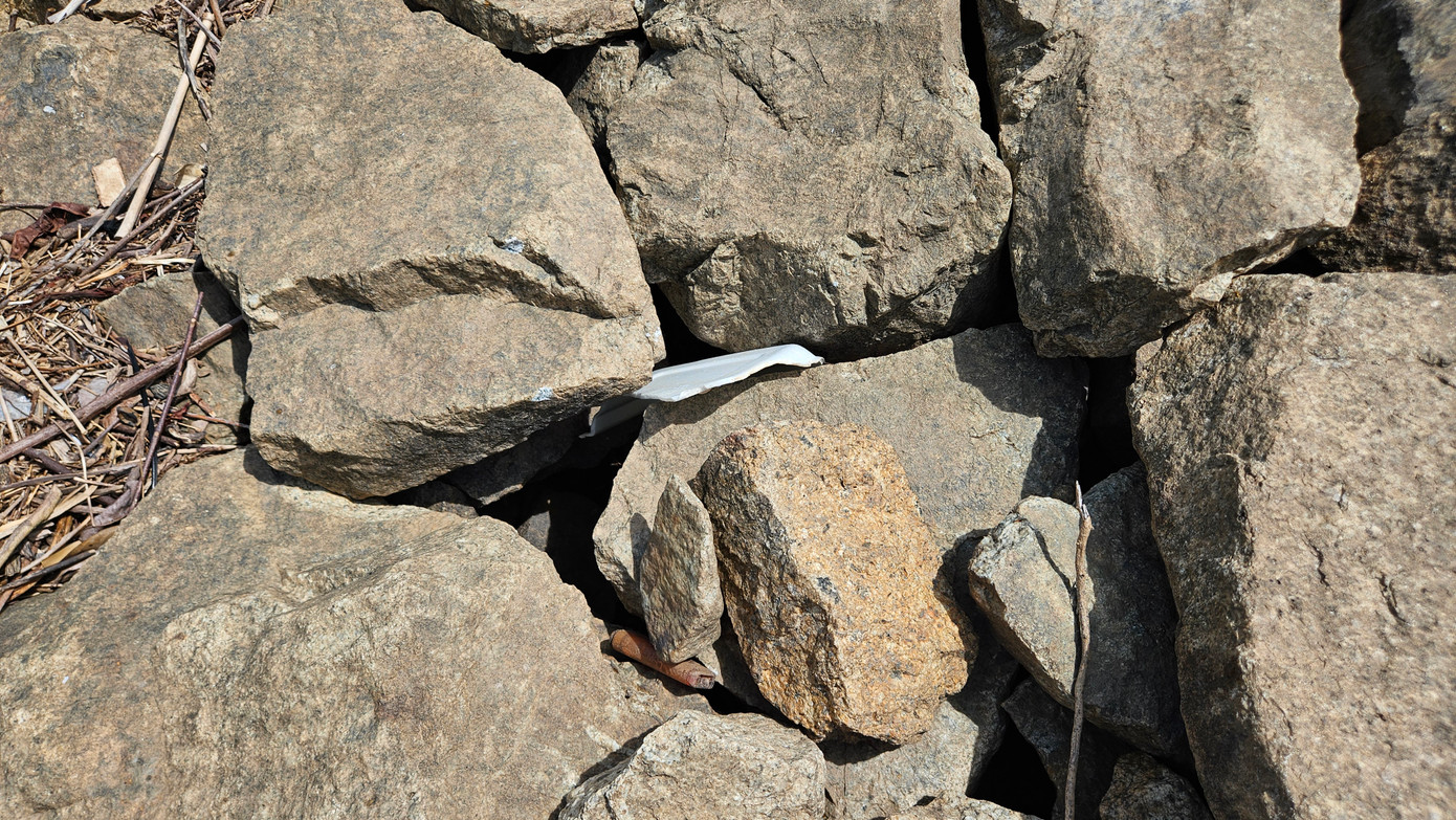 Theo thống kê mới nhất, trên địa bàn thành phố hiện có khoảng 12 công trình hồ đập do Công ty Quản lý và Khai thác công trình thủy lợi Huế trực tiếp quản lý cần được nâng cấp, sửa chữa, với tổng kinh phí ước tính khoảng 16,6 tỷ đồng, chủ yếu tập trung tại vùng A Lưới và Phú Lộc (cũ).