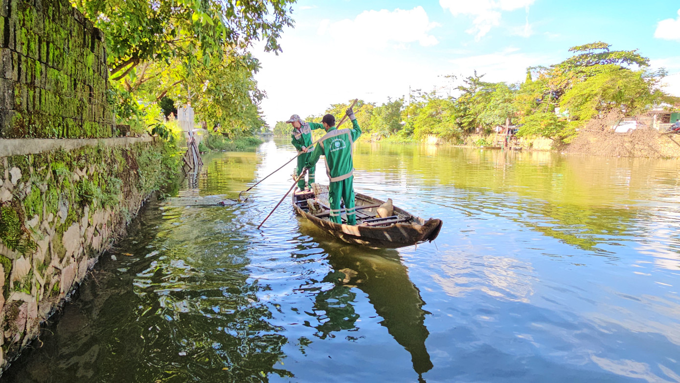 "Biệt đội" xử lý bèo tây trên sông An Cựu, TP. Huế.