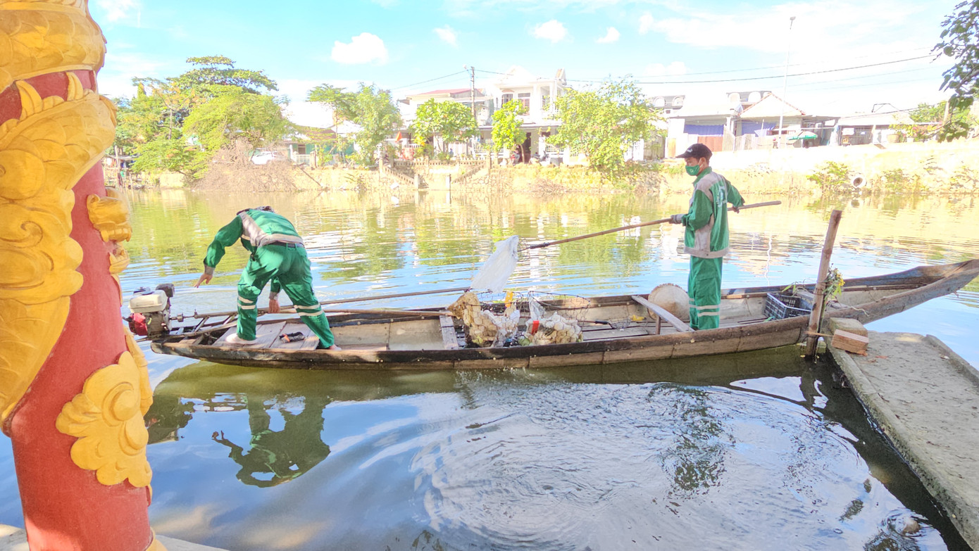 Thu gom rác thải kết hợp xử lý bèo tây phát tán trên sông.