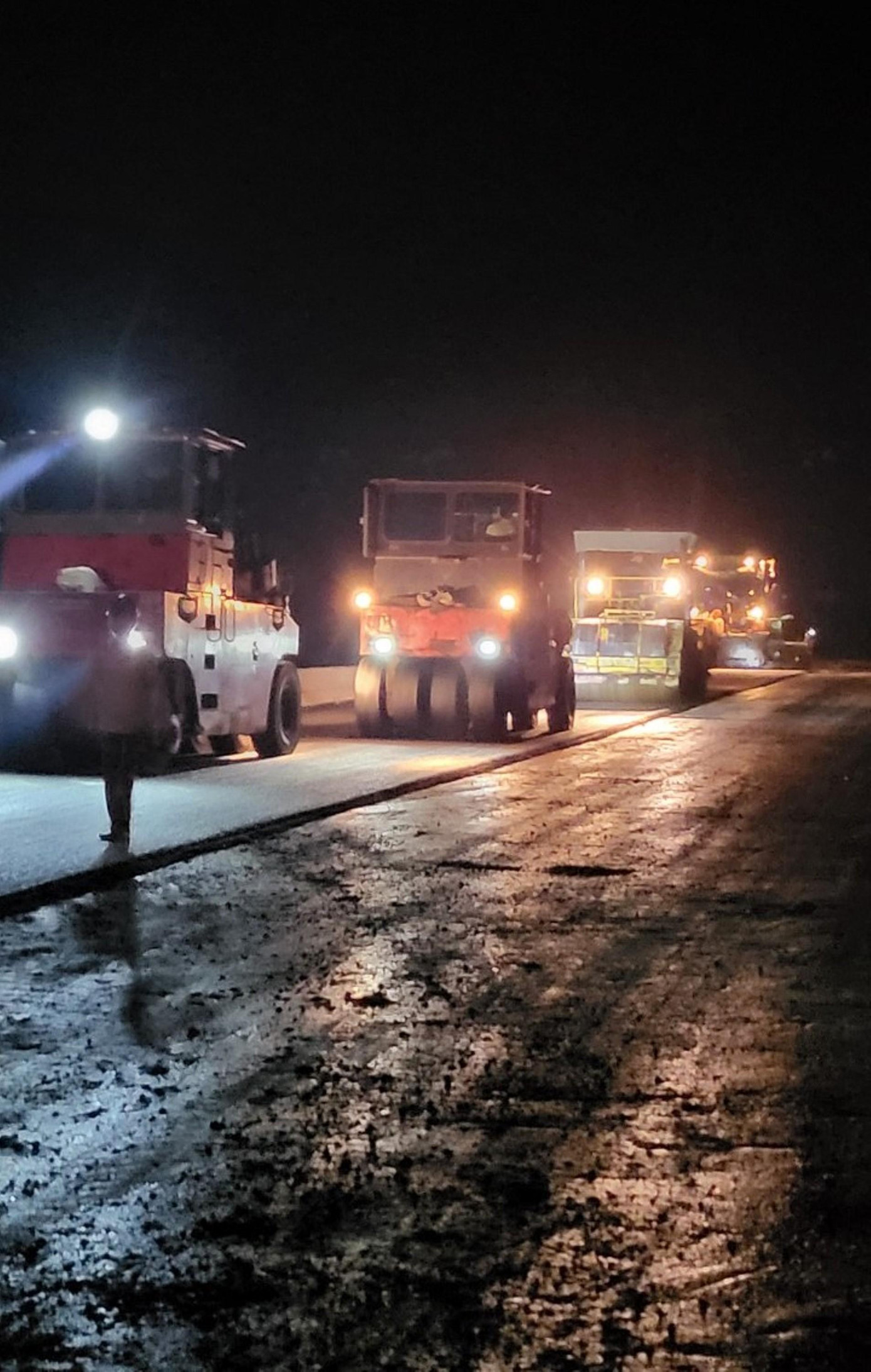 Ngày cuối cùng theo gia hạn, các nhà thầu đã nỗ lực thi công, thảm nhựa bề mặt cao tốc đoạn qua huyện Phong Điền (TT-Huế) không kể vào ban đêm, nhằm bảo đảm đưa công trình dự án về đích theo đúng tiến độ được điều chỉnh.