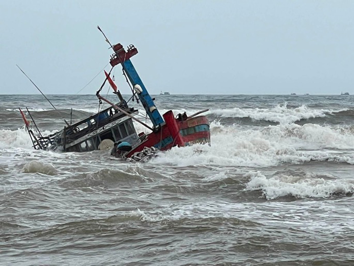 Tàu cá của ngư dân bị lốc lớn đánh chìm. Ảnh: CTV