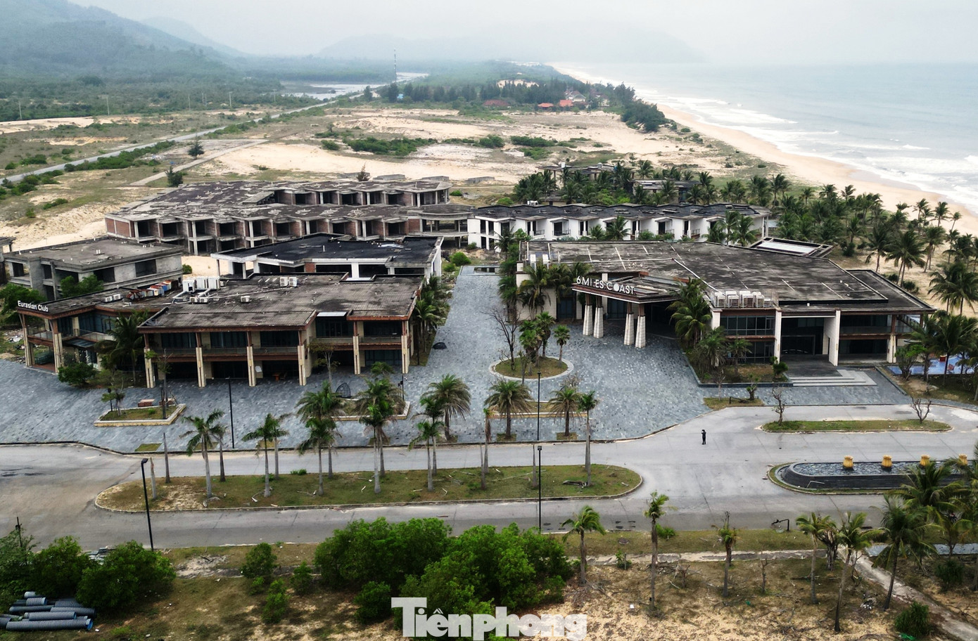 Cách đây 5 năm, nhân tròn 10 năm vịnh Lăng Cô trở thành thành viên 7 câu lạc bộ các vịnh đẹp nhất thế giới, chính quyền huyện Phú Lộc đã chọn khu du lịch Six Miles Coast Resort (Công ty Cổ phần Quốc tế Minh Viễn) nằm ven biển làm nơi tổ chức lễ hội kỷ niệm sự kiện này. Mới đây, khi trở lại Lăng Cô nhân sự kiện kỷ niệm 15 năm vịnh đẹp, nhiều người không khỏi ngỡ ngàng, tiếc nuối trước sự xuống cấp, hoang tàn của khu du lịch thuộc Công ty Minh Viễn, nay đã bị bỏ phế.