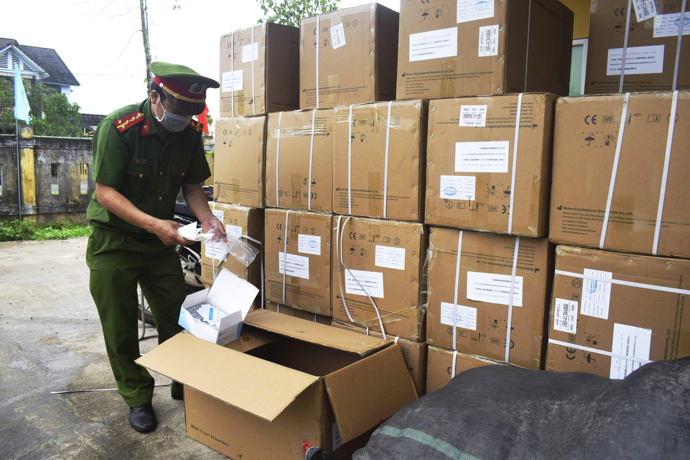 Tài xế khai với công an, được một công ty dược thuê chở lô kit xét nghiệm từ Hà Nội vào Đà Nẵng