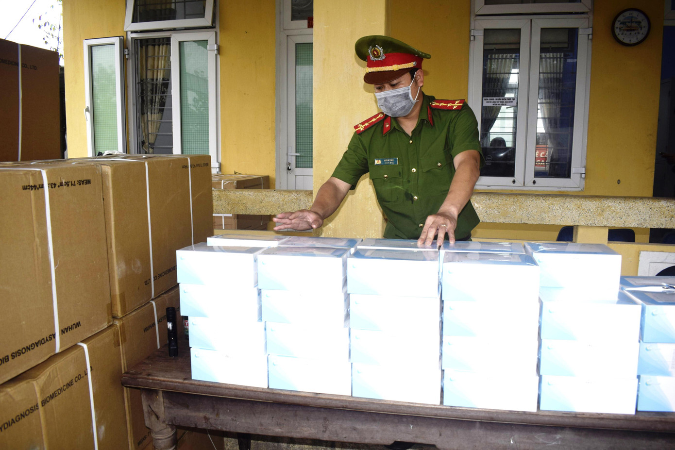 Tài xế khai với công an, được một công ty dược thuê chở lô kit xét nghiệm từ Hà Nội vào Đà Nẵng