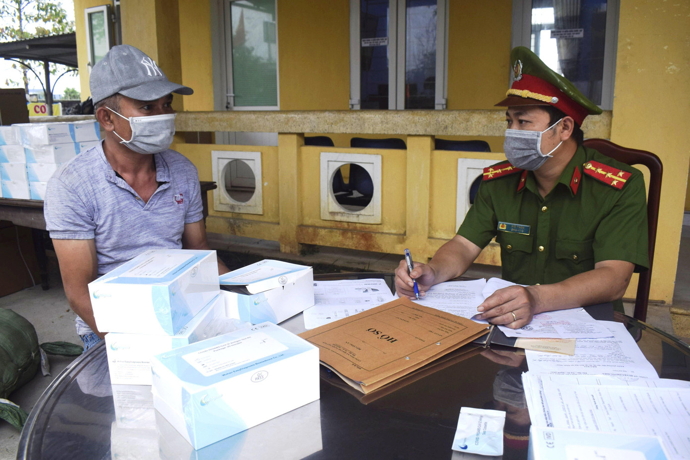 Tài xế khai với công an, được một công ty dược thuê chở lô kit xét nghiệm từ Hà Nội vào Đà Nẵng