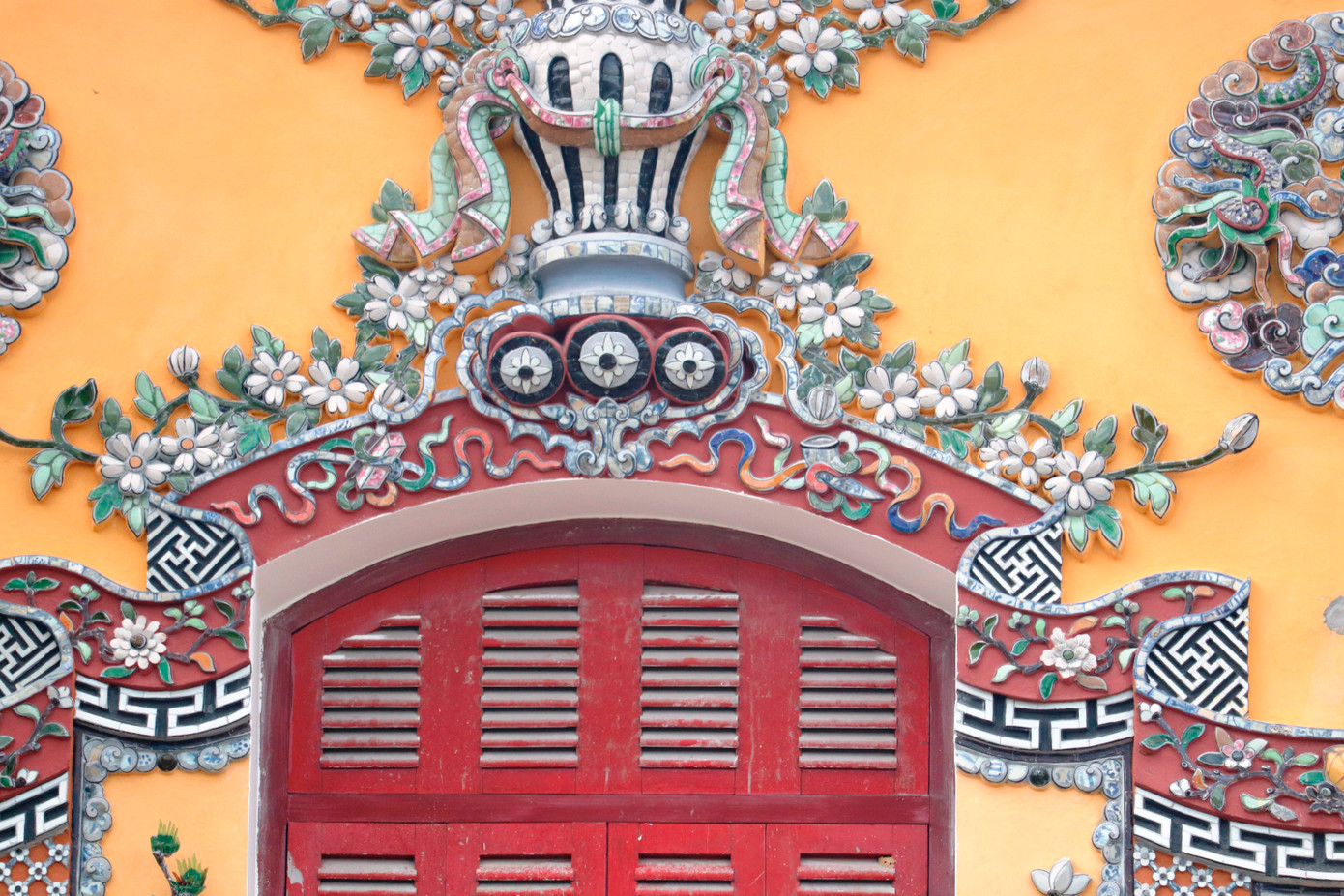 Những chi tiết trang trí độc đáo, tinh xảo. Ảnh: Ngọc Văn.