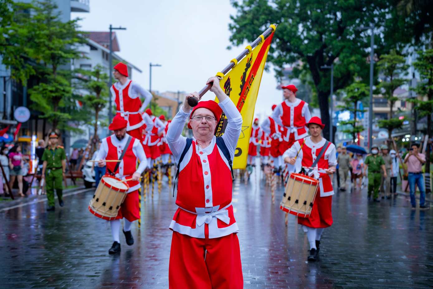 Lễ hội cà kheo tạo không khí vui nhộn trên đường phố Huế dịp nghỉ lễ. Lễ hội cà kheo tạo không khí vui nhộn trên đường phố Huế dịp nghỉ lễ.