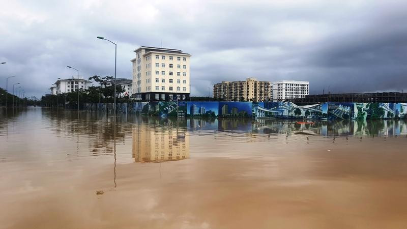 Đường phố quanh khu đô thị mới biến thành sông sâu.