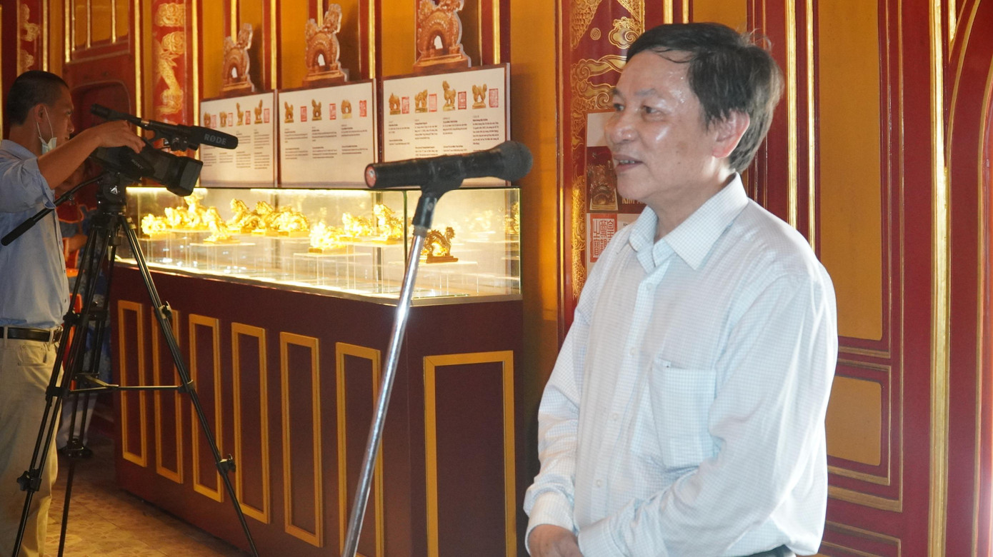 Ông Hoàng Việt Trung, Giám đốc Trung tâm BTDTCĐ Huế, nhìn nhận, triển lãm lần này góp phần tái hiện một phần lịch sử triều Nguyễn từ câu chuyện của những nhân vật, những sự kiện gắn với Hoàng cung Huế một thời. Những phiên bản kim ấn trưng bày tại triển lãm là sản phẩm đáng để chiêm ngưỡng được chế tác từ đôi bàn tay tài hoa của NNND Trần Độ đến từ làng gốm Bát Tràng, Hà Nội. Trong ảnh là nghệ nhân Trần Độ.