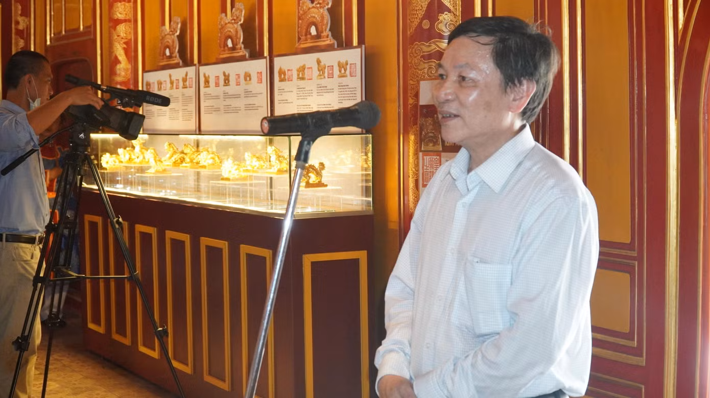 Ông Hoàng Việt Trung, Giám đốc Trung tâm BTDTCĐ Huế, nhìn nhận, triển lãm lần này góp phần tái hiện một phần lịch sử triều Nguyễn từ câu chuyện của những nhân vật, những sự kiện gắn với Hoàng cung Huế một thời. Những phiên bản kim ấn trưng bày tại triển lãm là sản phẩm đáng để chiêm ngưỡng được chế tác từ đôi bàn tay tài hoa của NNND Trần Độ đến từ làng gốm Bát Tràng, Hà Nội. Trong ảnh là nghệ nhân Trần Độ.