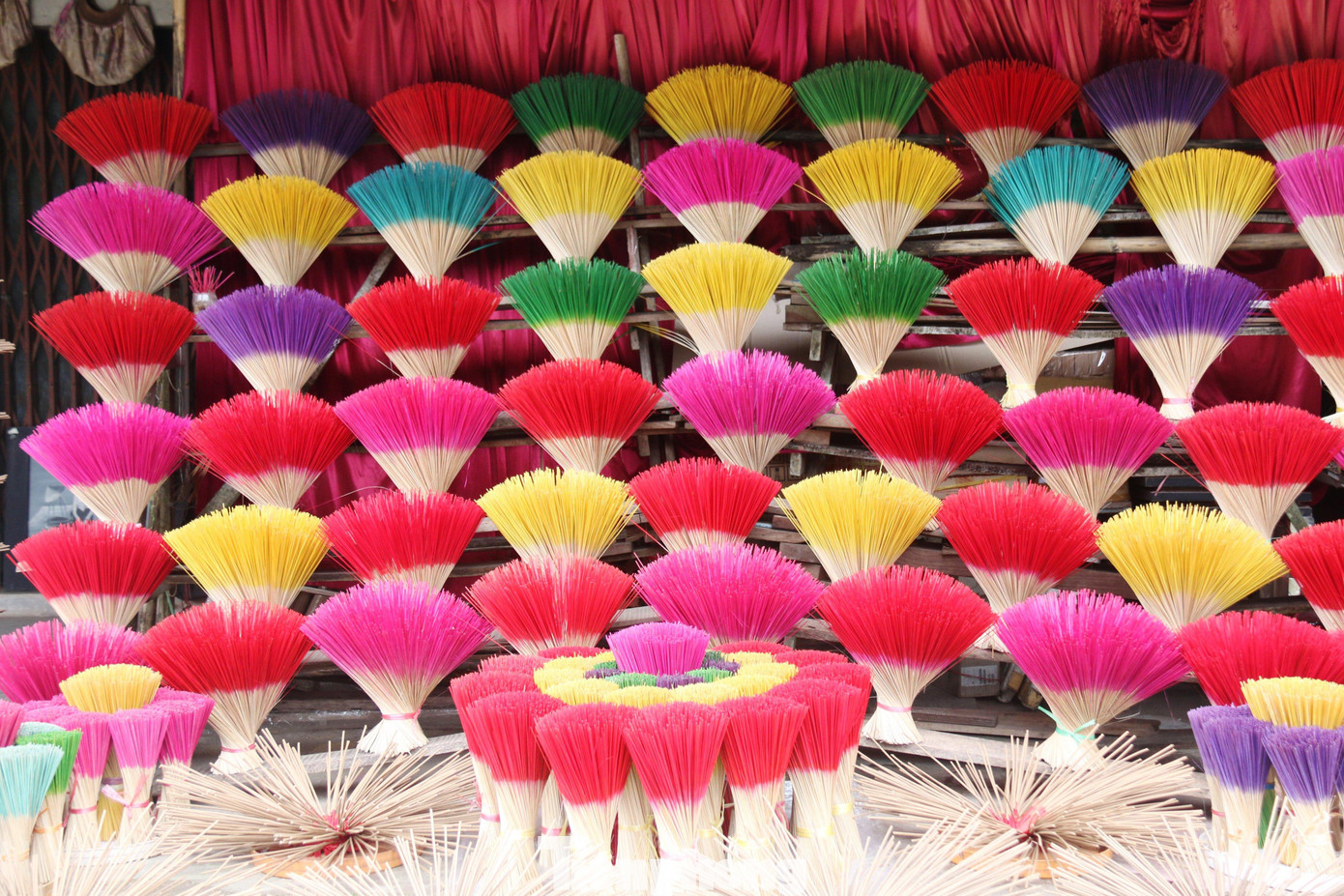 Những bó nguyên liệu chân hương, tăm hương được người dân làng nghề bài trí sao cho thẩm mỹ, bắt mắt để phục vụ khách tham quan.