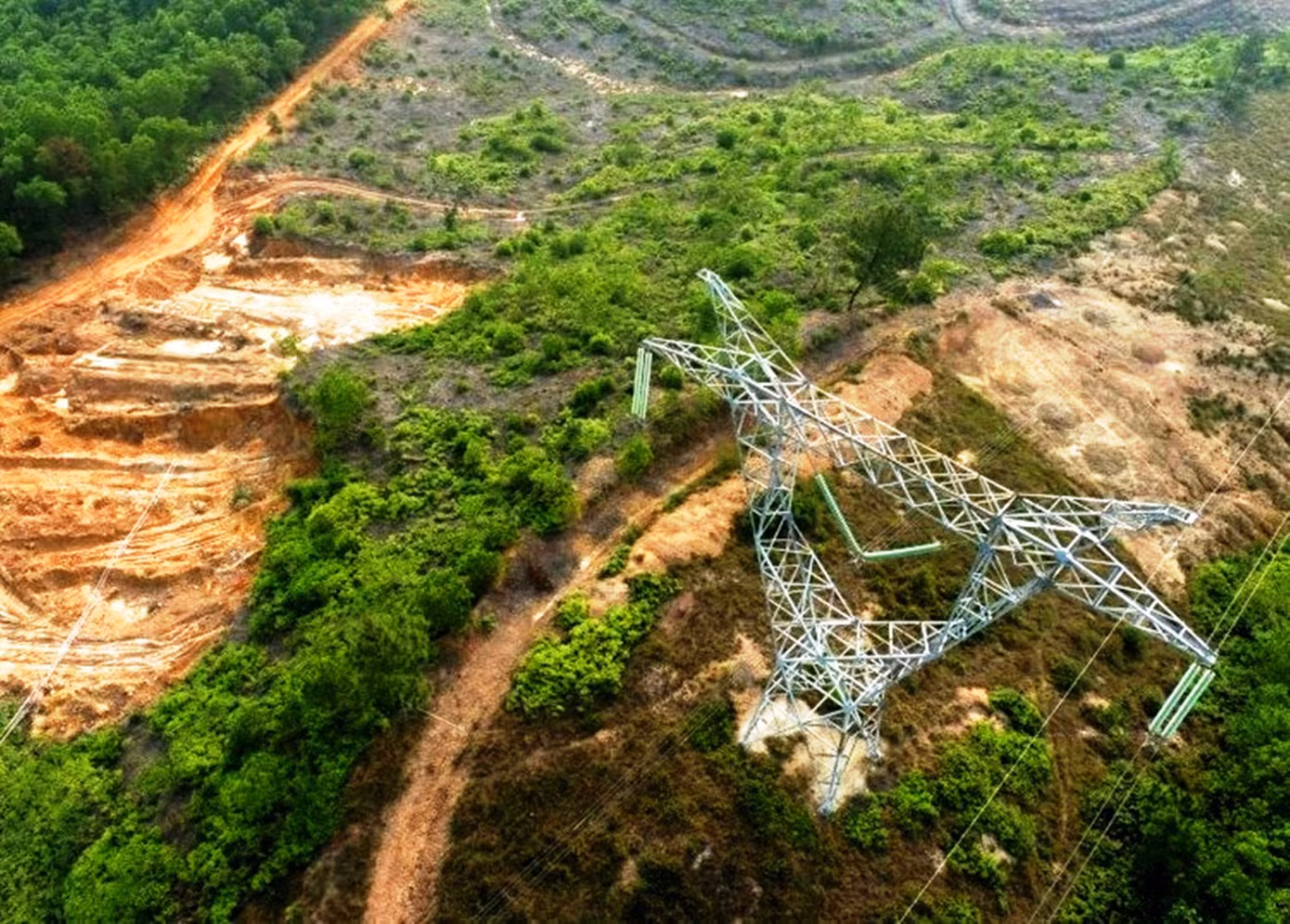Mới đây, qua kiểm tra, Truyền tải Điện TT-Huế đã phát hiện hành vi khai thác đất lậu diễn ra tại một quả đồi thôn Hòa Vang 1, xã Lộc Bổn, cách móng trụ mang ký hiệu 1538 thuộc đường dây 500kV (tuyến Vũng Áng - Đà Nẵng) khoảng 30m.