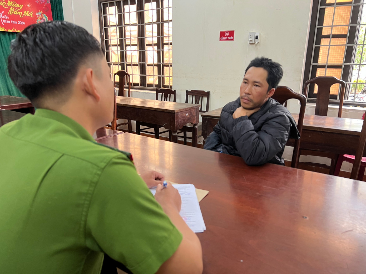 Đối tượng Ngô Phước tại cơ quan công an. Ảnh: CACC