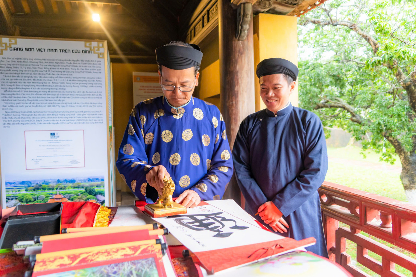 Sau đó, Trung tâm Bảo tồn Di tích Cố đô Huế tiến hành nghi thức khai ấn và tặng chữ cho người dân, du khách tham quan. Sau đó, Trung tâm Bảo tồn Di tích Cố đô Huế tiến hành nghi thức khai ấn và tặng chữ cho người dân, du khách tham quan.