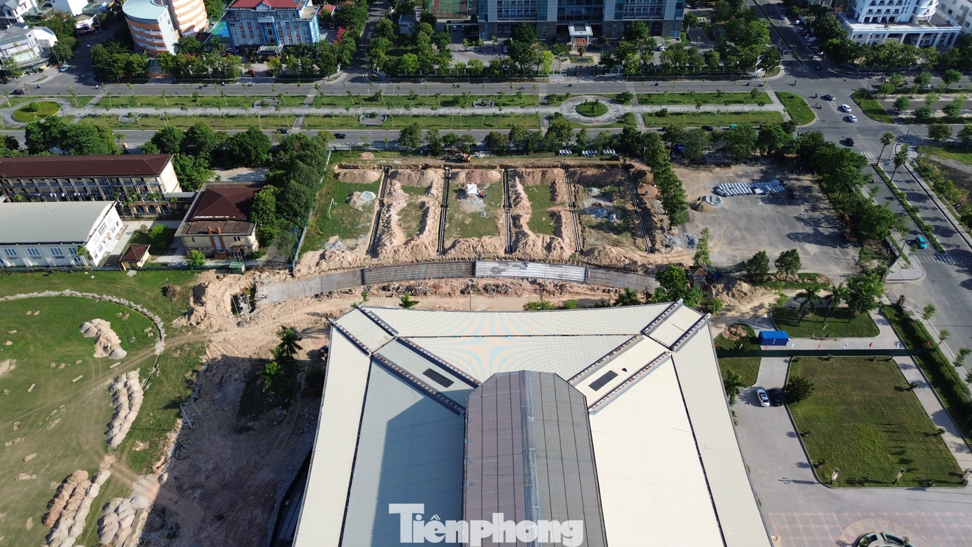 Các sân bóng nằm trong khuôn viên Trung tâm Thể thao trước đây ở khu vực giáp ranh đường Tố Hữu đã được giải tỏa, cải tạo mặt bằng để thi công công trình.